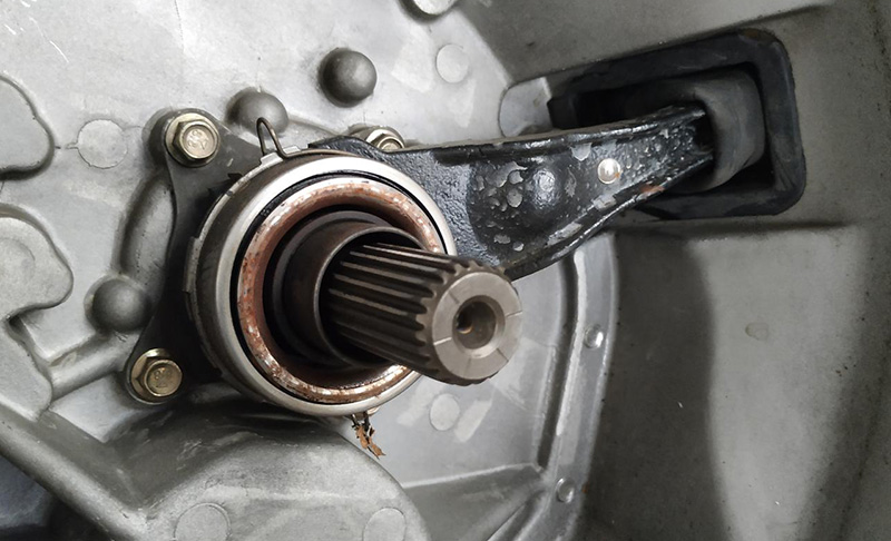 Phenomenon and common causes of erosion and damage to clutch release bearings